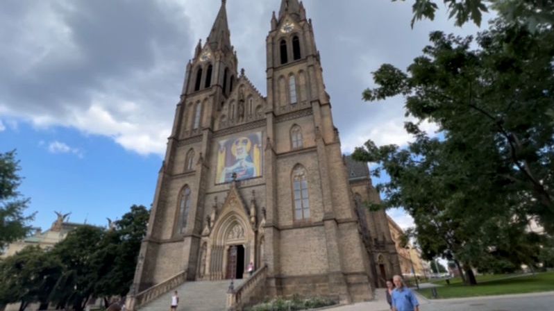 Praha má další baziliku. Stal se jí kostel svaté Ludmily na Vinohradech